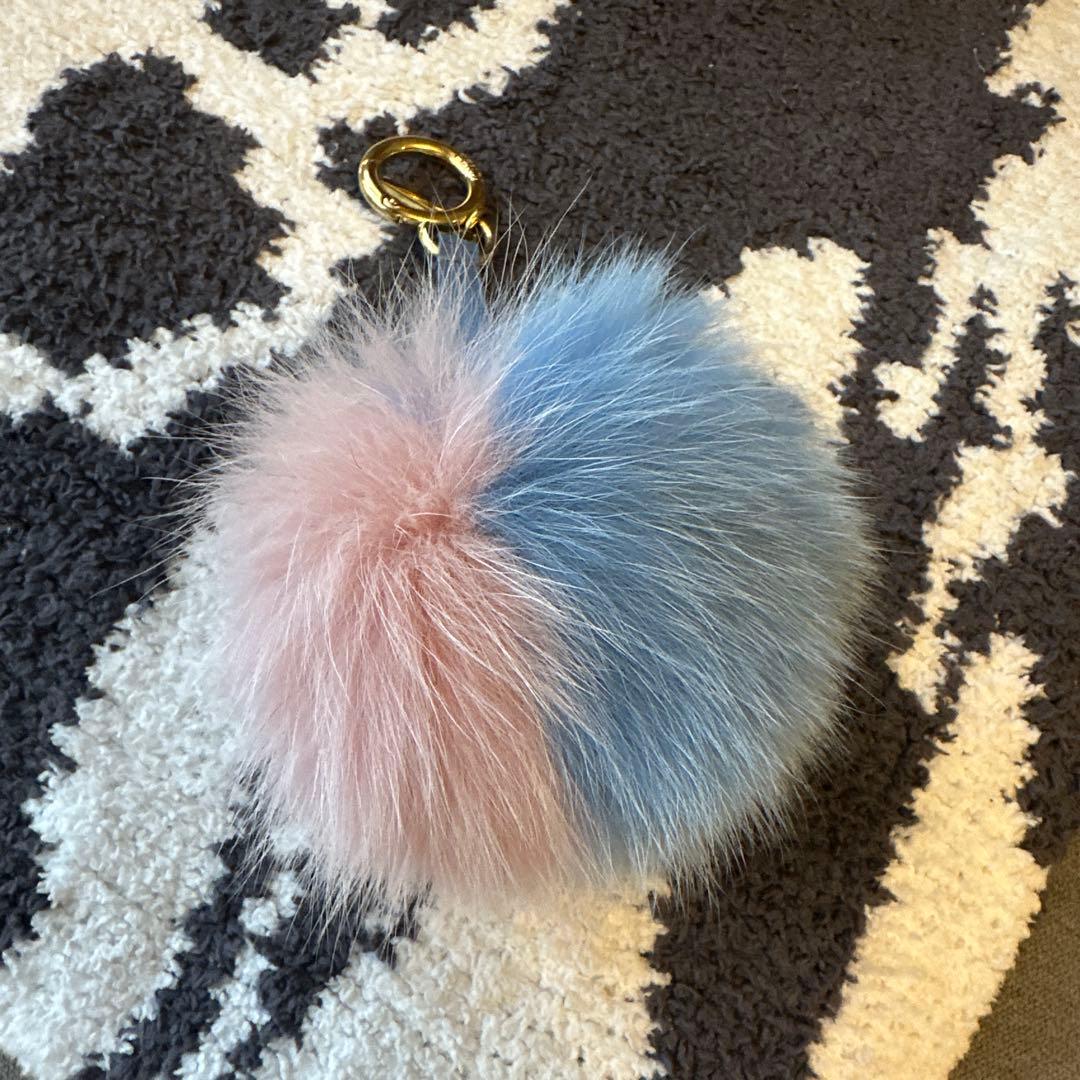 FENDI ストラップ　キーホルダー　モコモコ　ポンポンチャーム　ファー