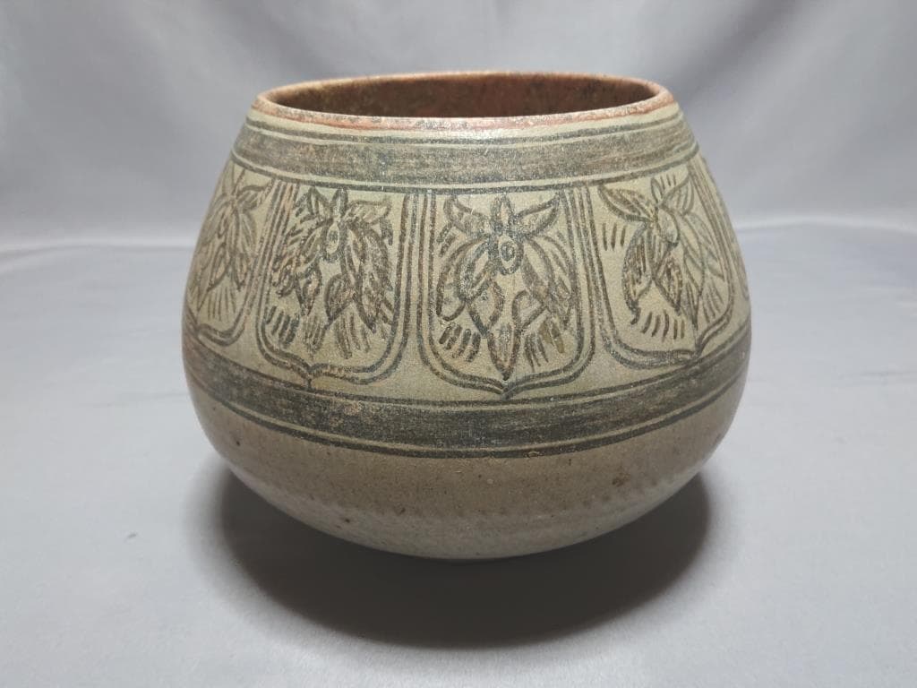 コレクター収集品　タイ　スワンカローク　鉄絵草花紋僧侶托鉢鉢　13～15世紀