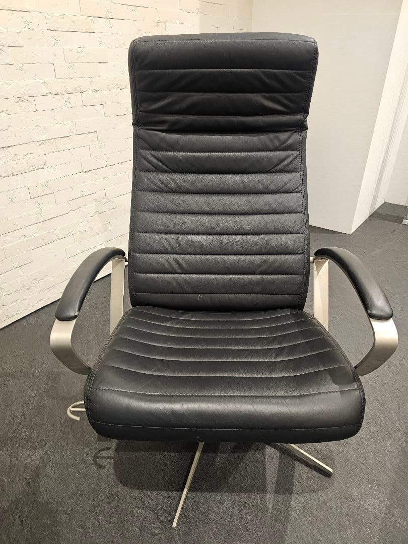 セット売り　 BoConceptリクライニングチェアとオットマン