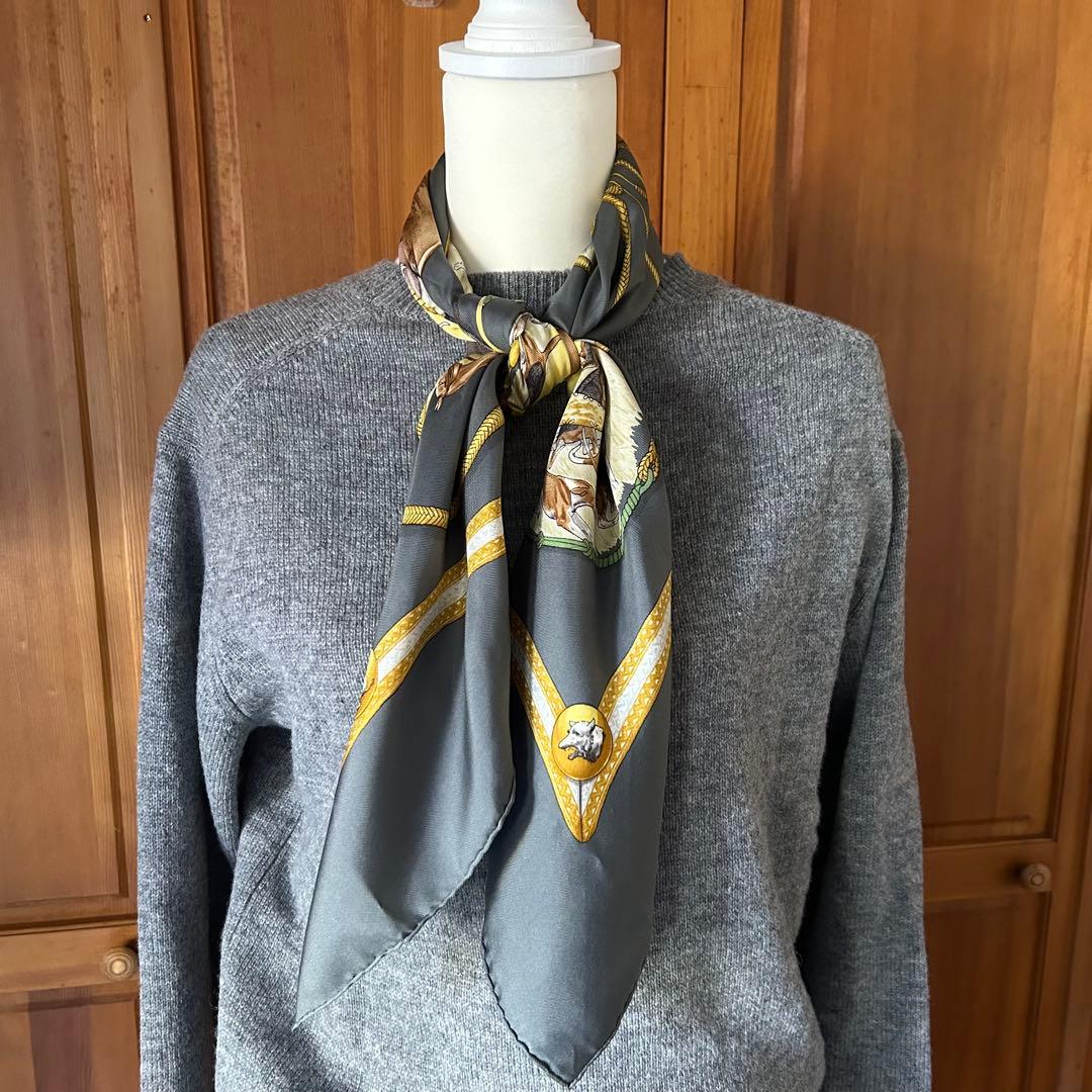 【HERMÈS カレ90 】エルメス スカーフ 犬 狩猟柄 グレー