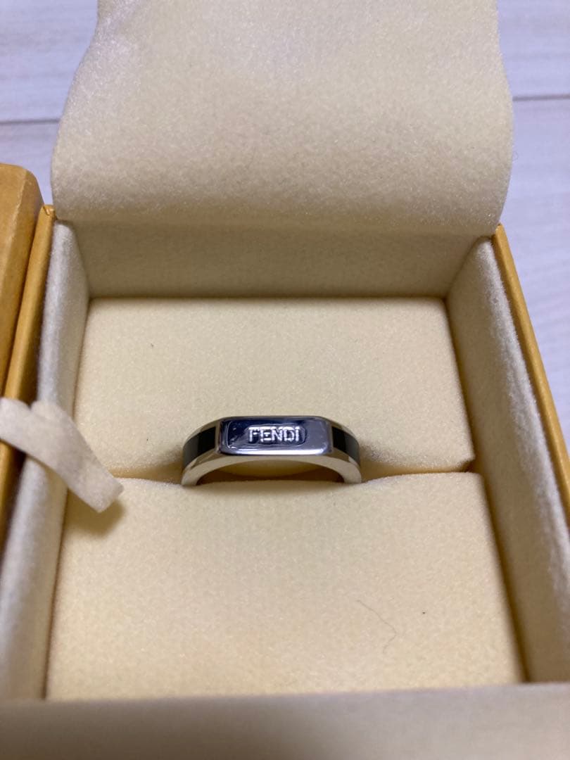 FENDI シルバーリング 箱付き