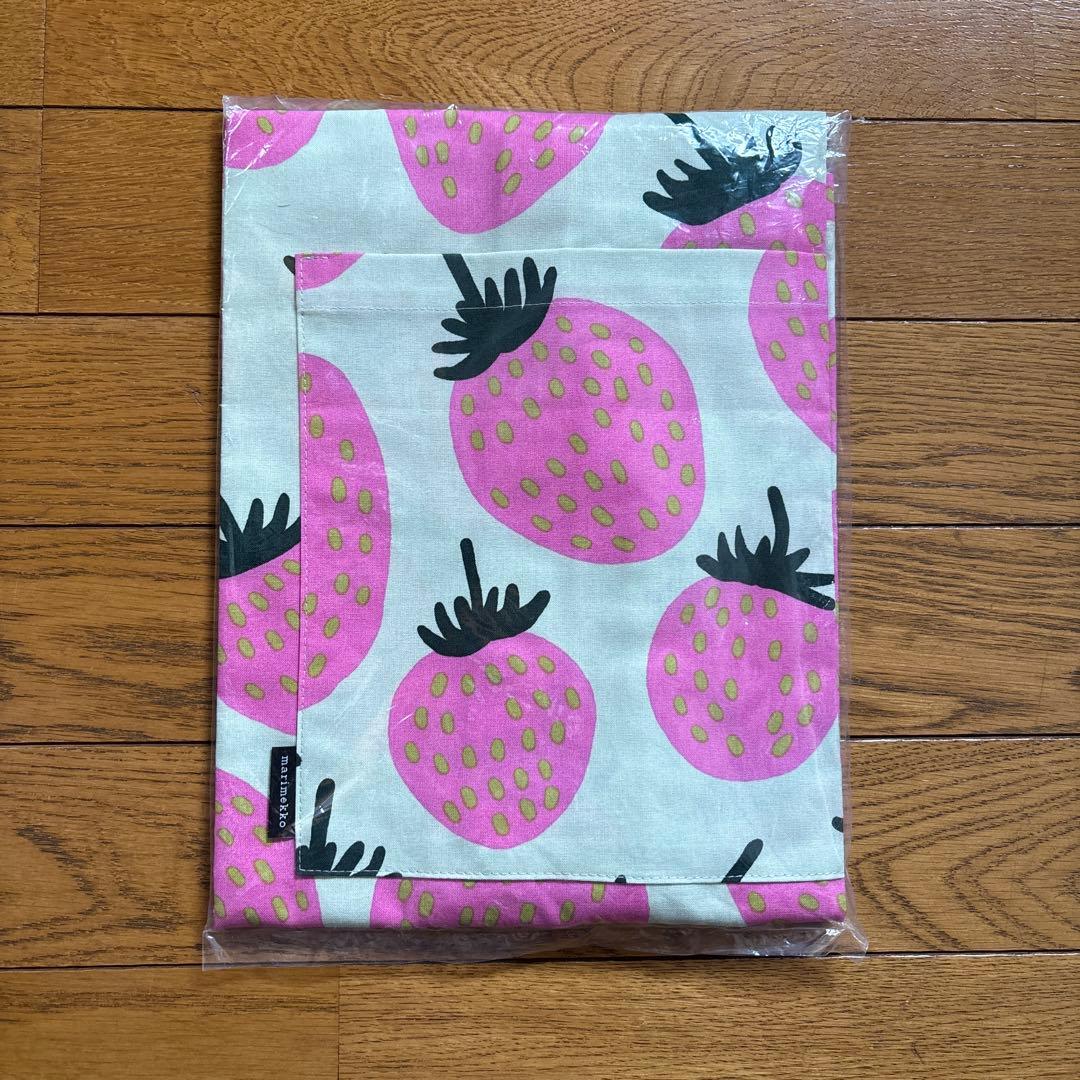 新品未使用未開封 タグ付き マリメッコ エプロン いちご柄 グリーン ピンク