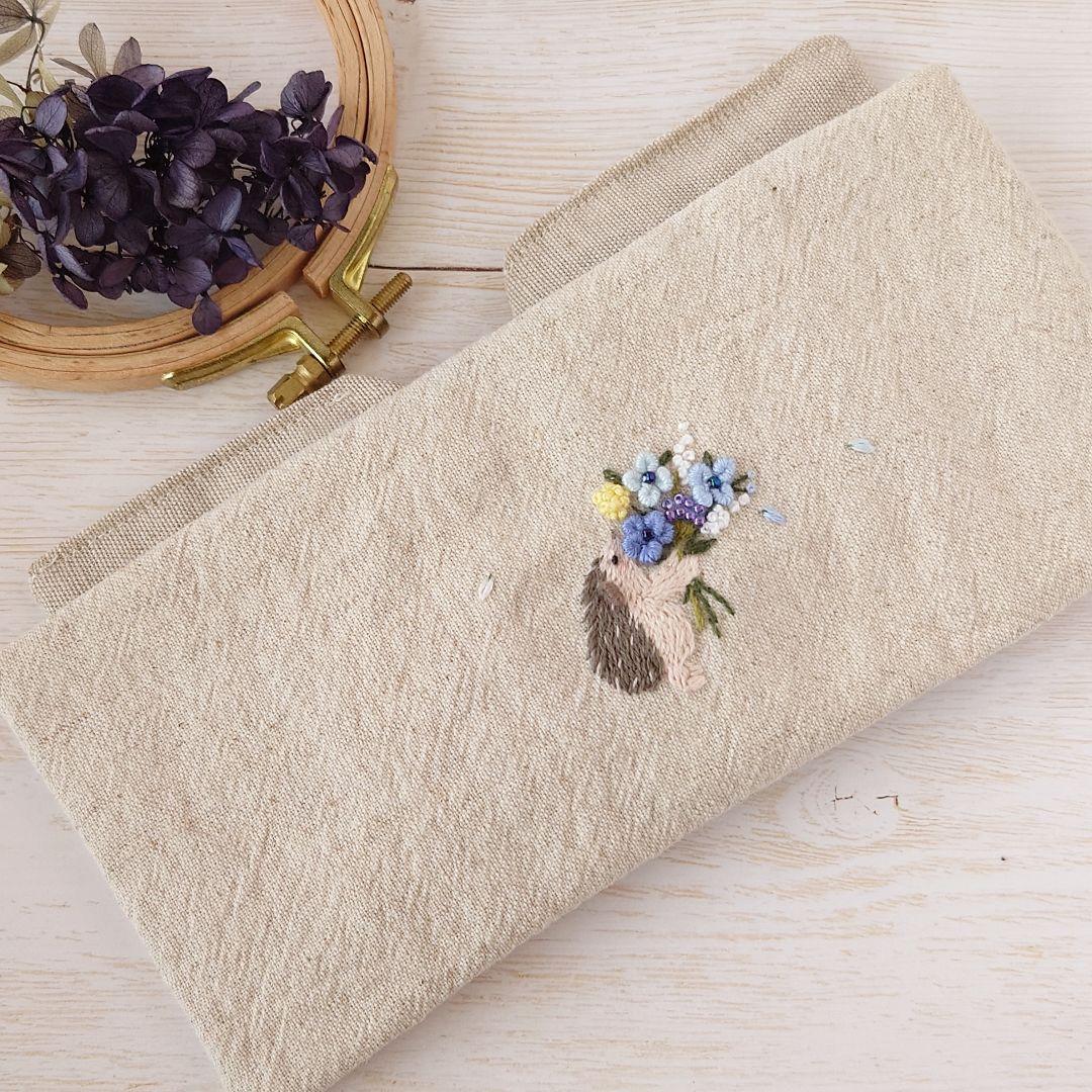 手刺繍入あずき/小豆のアイピロー【はりねずみ君と青い花束】