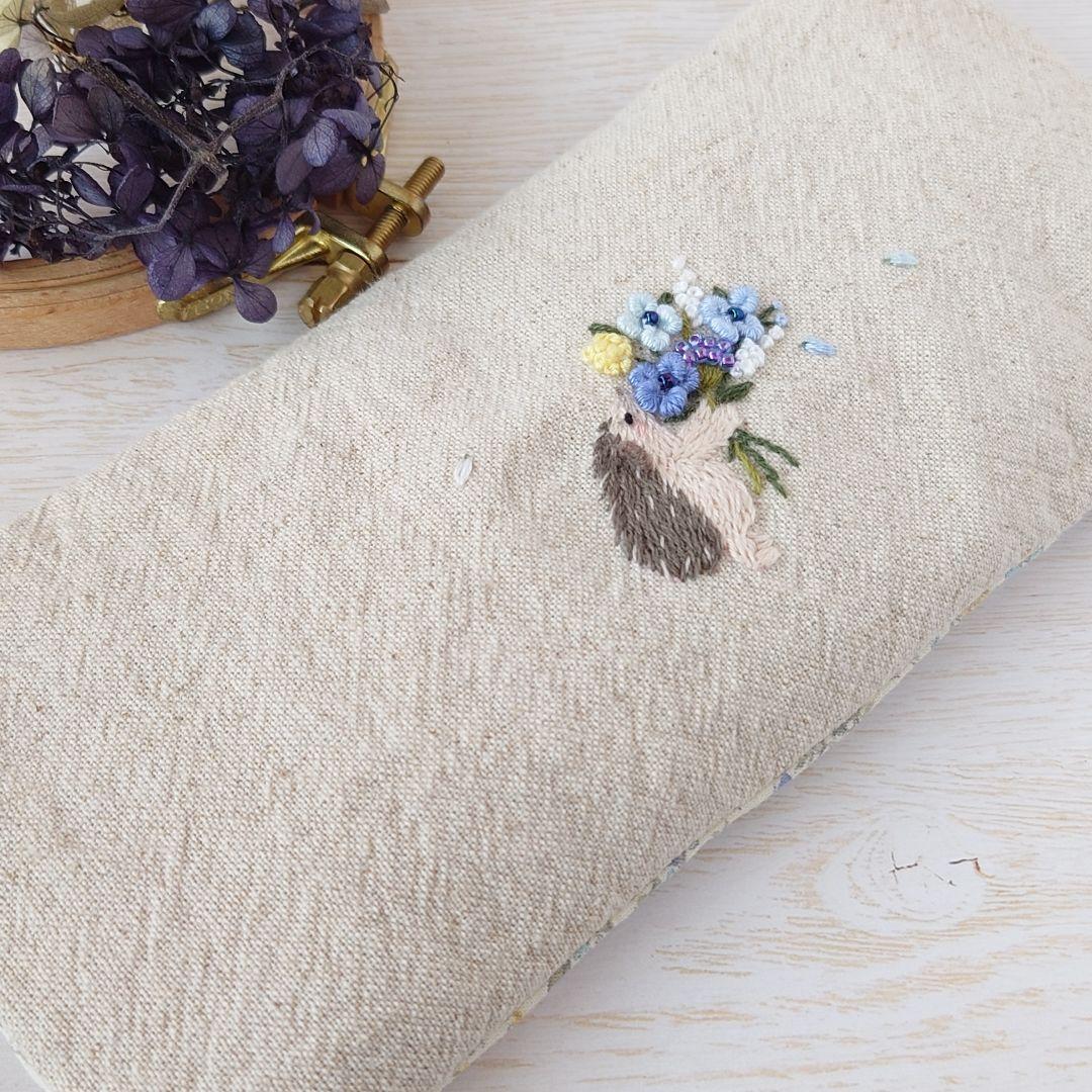 手刺繍入あずき/小豆のアイピロー【はりねずみ君と青い花束】