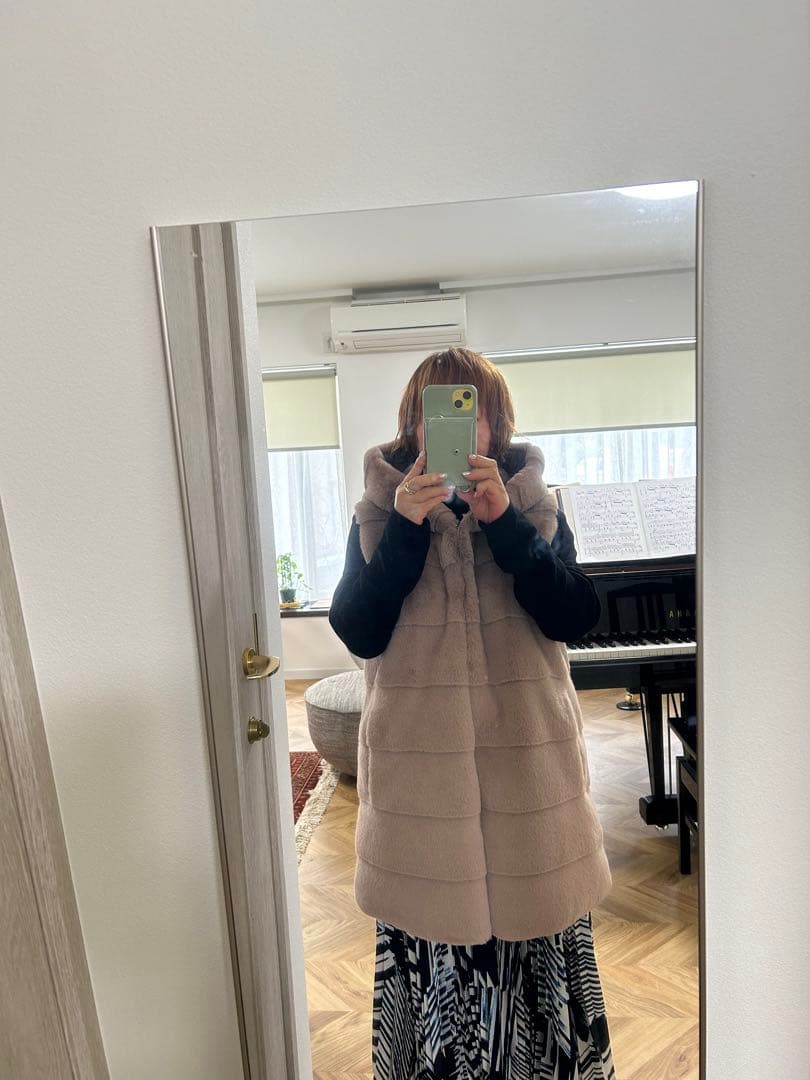 ⭐︎未使用LOU ANDREA⭐︎フード付。リバーシブルジレ　ダウン➕ファー