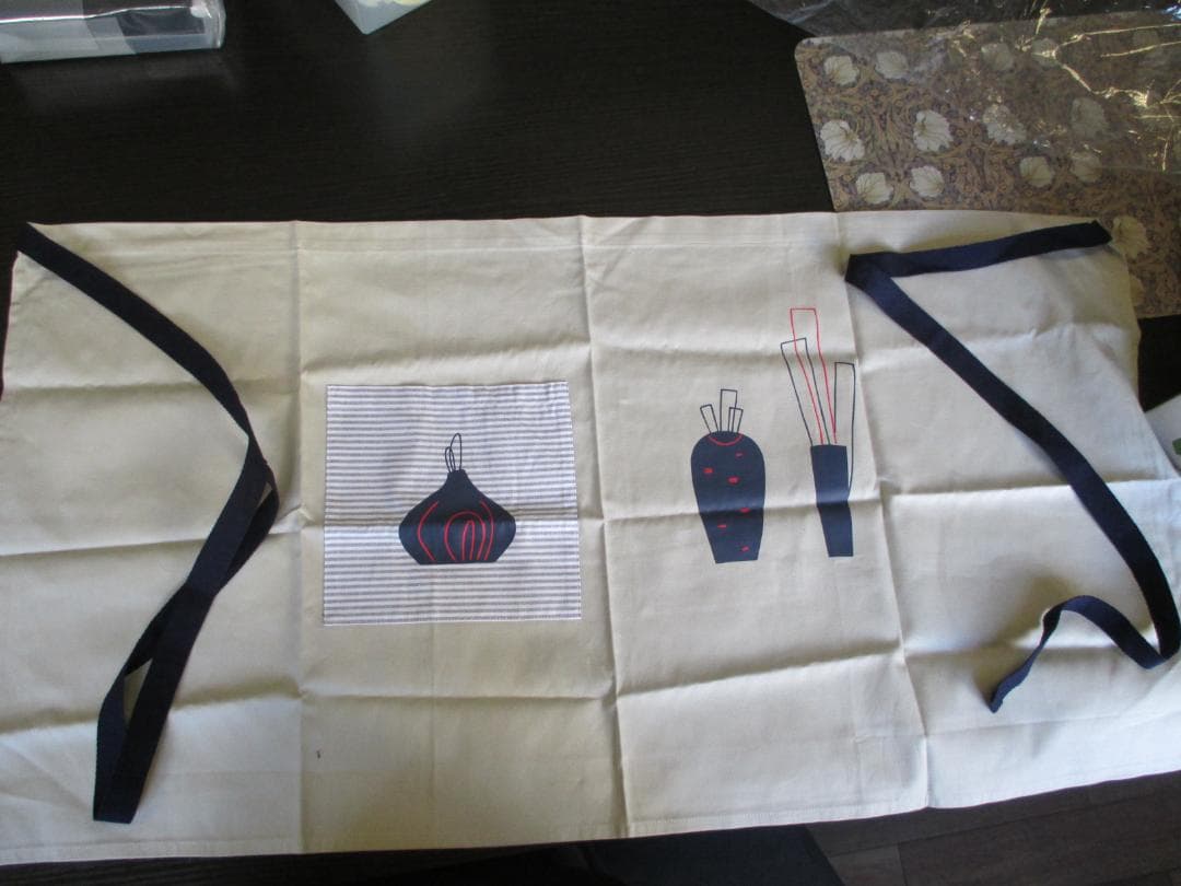 familiar イラスト付きエプロン ベージュ