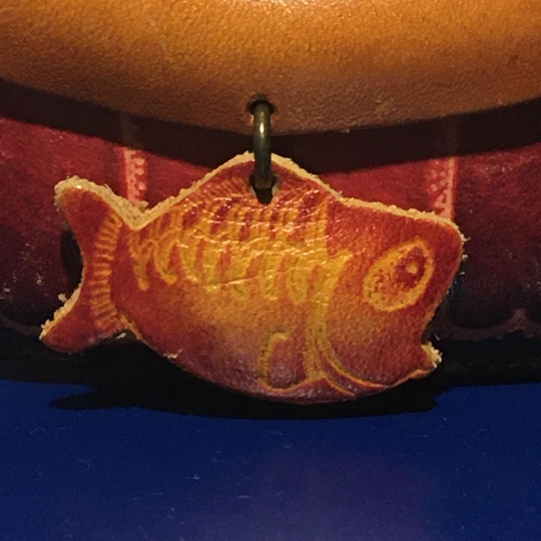 Happy Cat ケース 小銭入れ 魚リストレット付 レザー 頑丈な作り