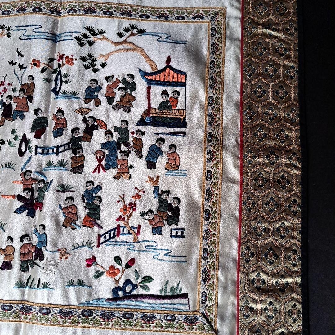 中国　正絹刺繍　精密刺繍　工芸品の敷物　お祭り風景図　極上