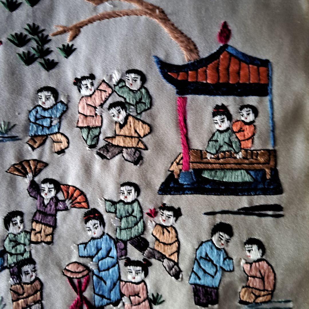 中国　正絹刺繍　精密刺繍　工芸品の敷物　お祭り風景図　極上