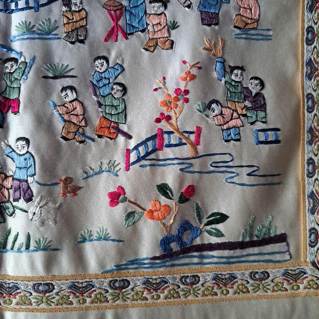 中国　正絹刺繍　精密刺繍　工芸品の敷物　お祭り風景図　極上