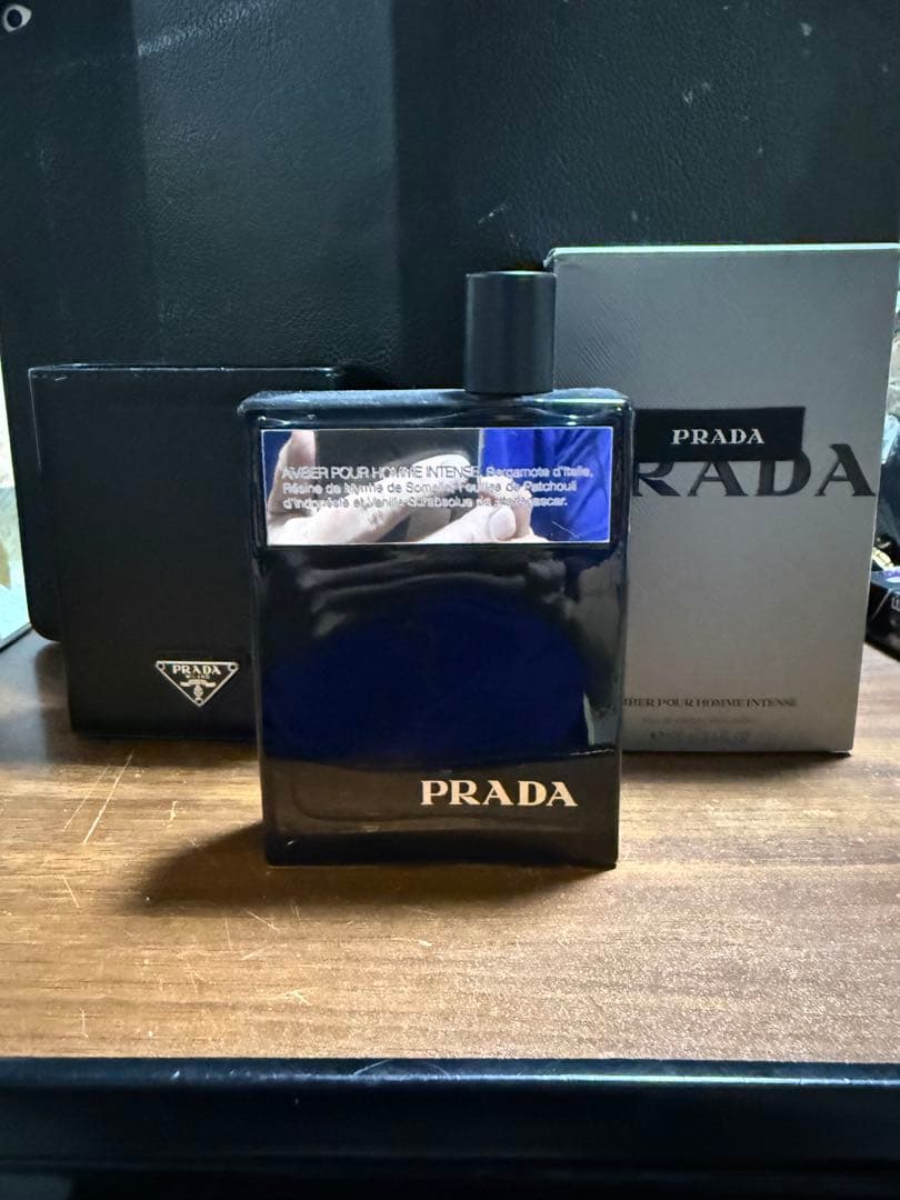プラダマン インテンス オーデパルファム100mlと専用レザーケース付き。