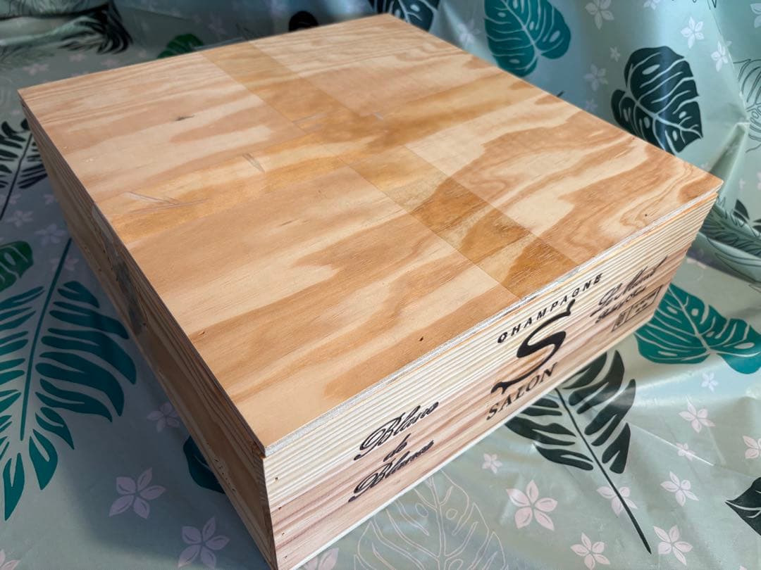 高級シャンパン・サロン2012の空き瓶２本➕３本用専用木箱のセット。