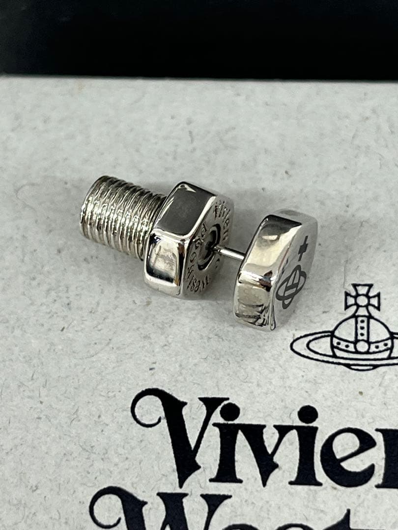 Vivienne Westwood ボルト型ピアス