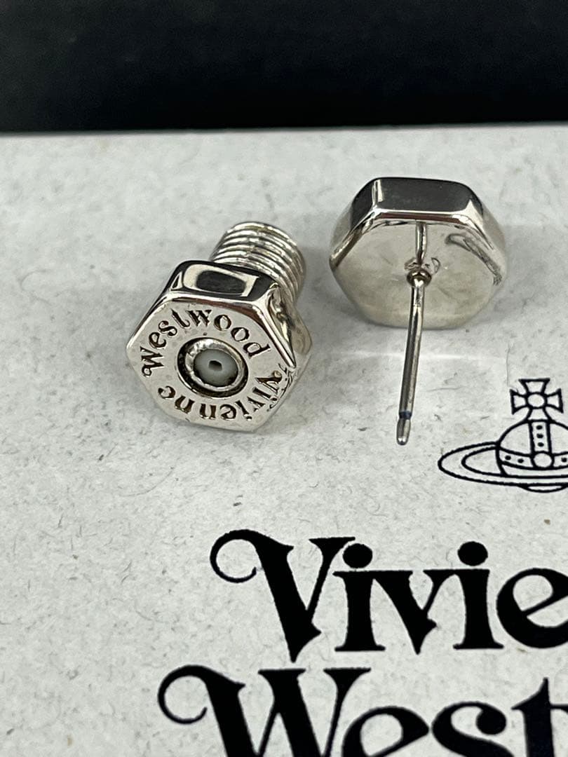 Vivienne Westwood ボルト型ピアス