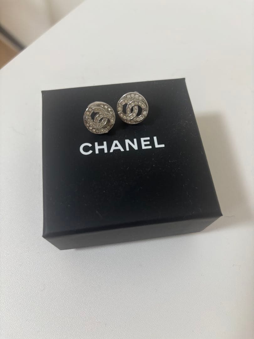 CHANEL ロゴデザイン スタッドピアス