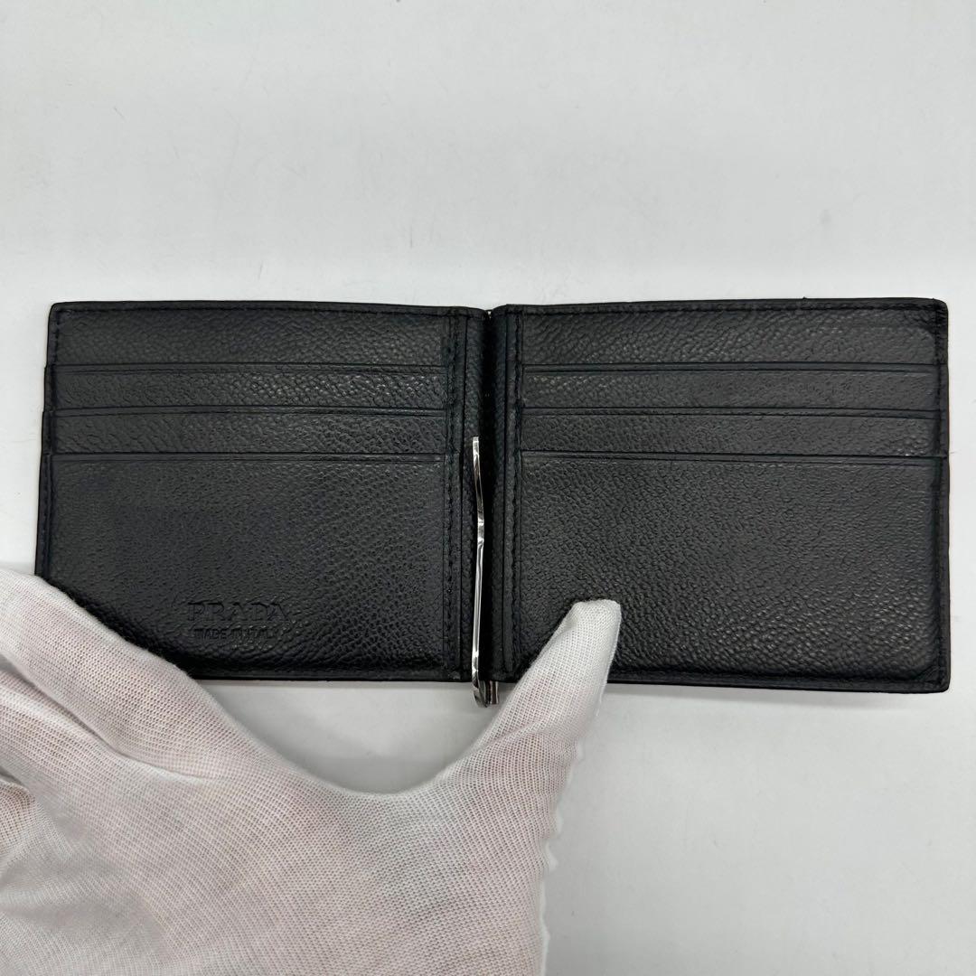 美品　現行　プラダ マネークリップ 二つ 折り財布 シボ革　レザー 三角ロゴ 黒
