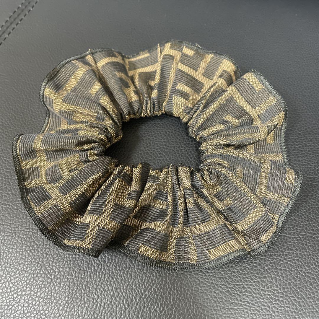 【極美品】FENDI フェンディ シュシュ　ズッカ柄　ＦＦロゴ　ブラウン　茶色
