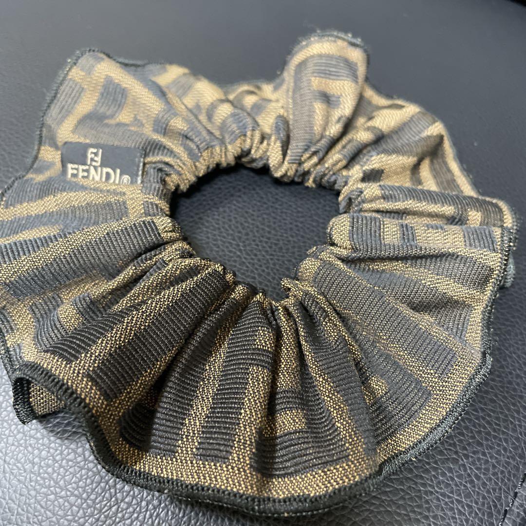 【極美品】FENDI フェンディ シュシュ　ズッカ柄　ＦＦロゴ　ブラウン　茶色