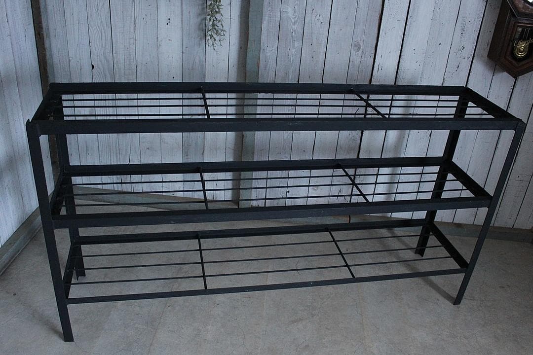 古いアイアンフレームと古材の収納棚　食器棚　オープンラック　靴棚　古家具