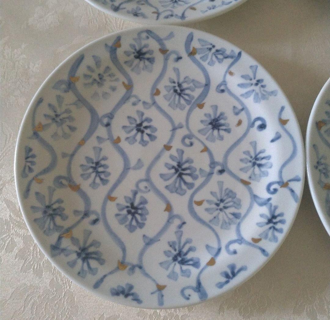 鎌倉購入♡白地に青い花と波のような蔓模様の小皿♡上品な金彩♡手描き♡１〜４枚♪