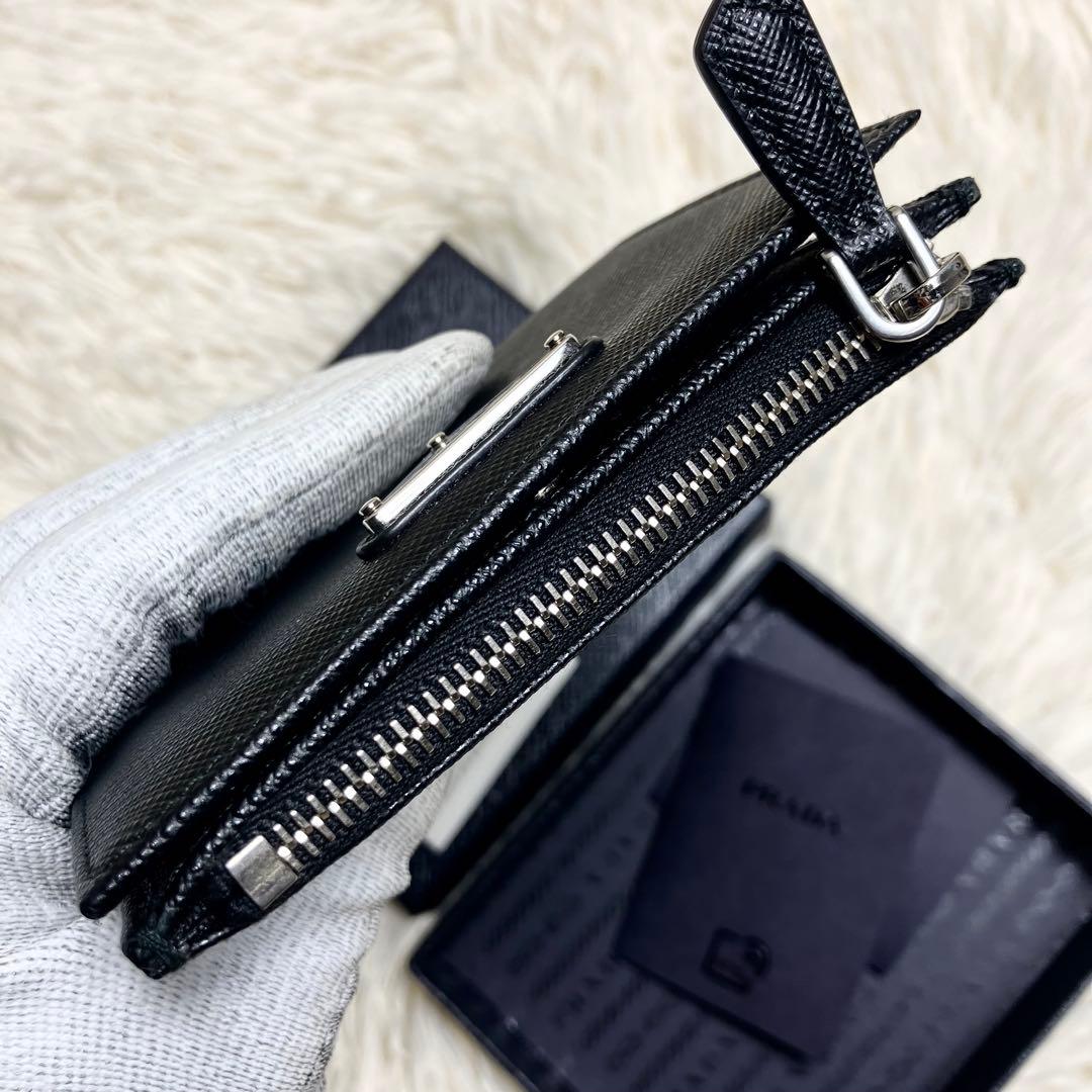 【未使用】 プラダ サフィアーノ 三角プレート 二つ折り IC内蔵