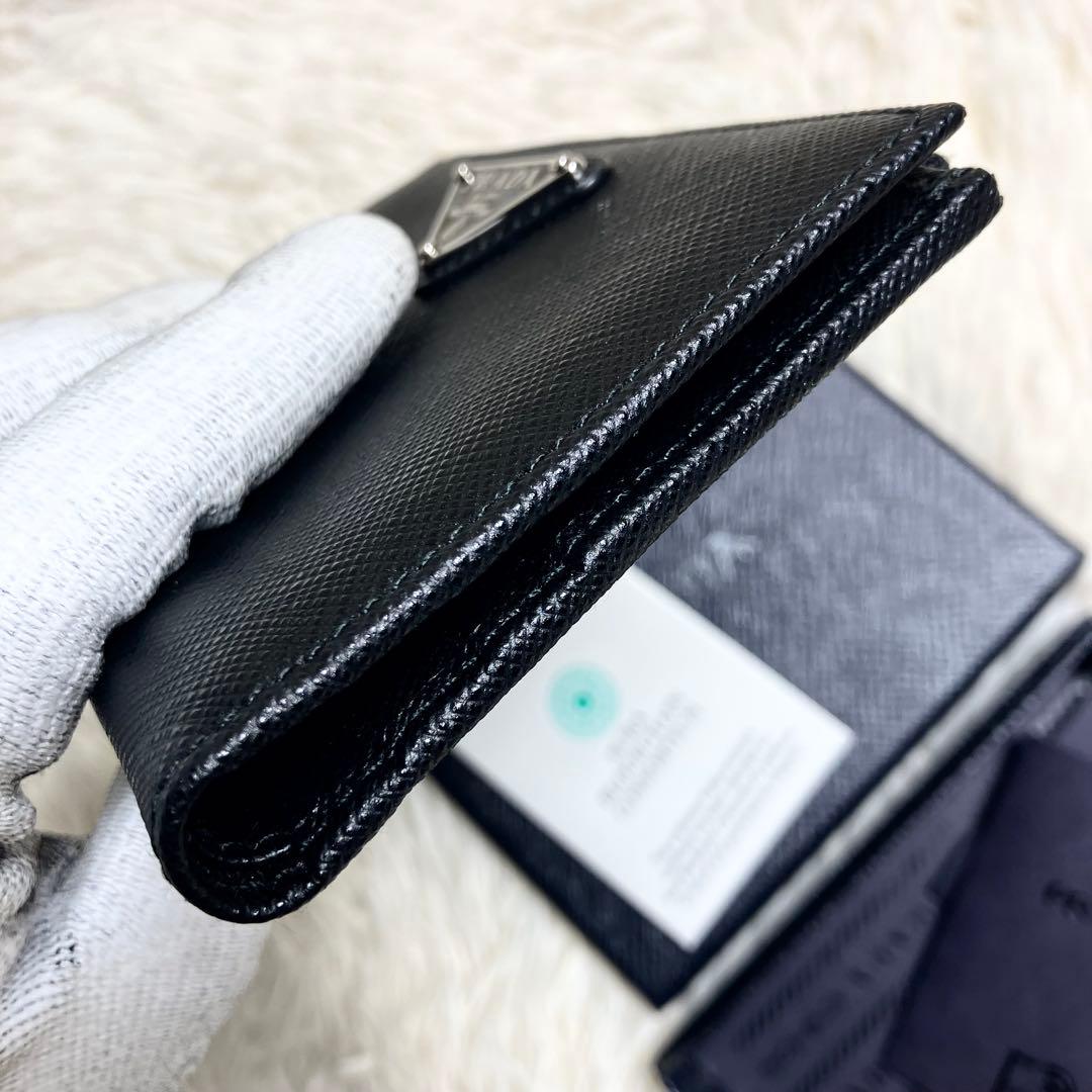 【未使用】 プラダ サフィアーノ 三角プレート 二つ折り IC内蔵