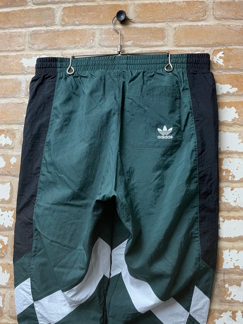 adidas ナイロンパンツ　トラックパンツ　トレフォイル　刺繍　アディダス　緑