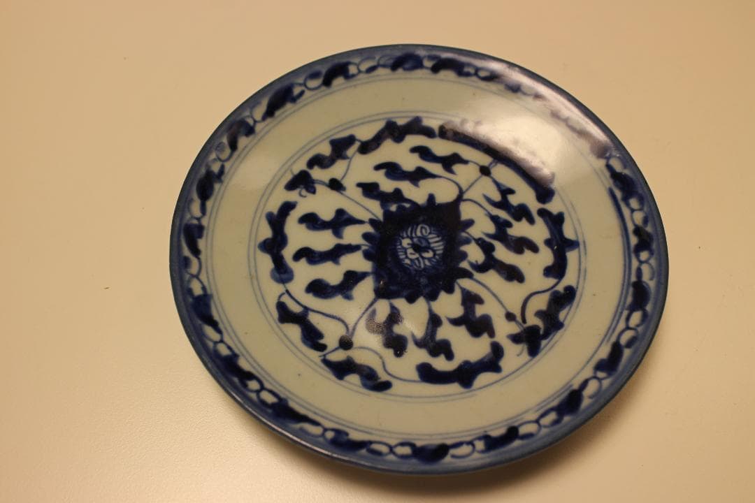 清時代　染付花卉皿　在銘　青と白の花模様の皿