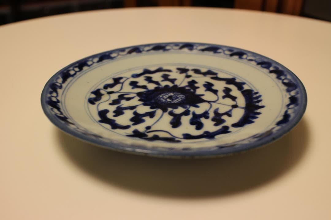 清時代　染付花卉皿　在銘　青と白の花模様の皿