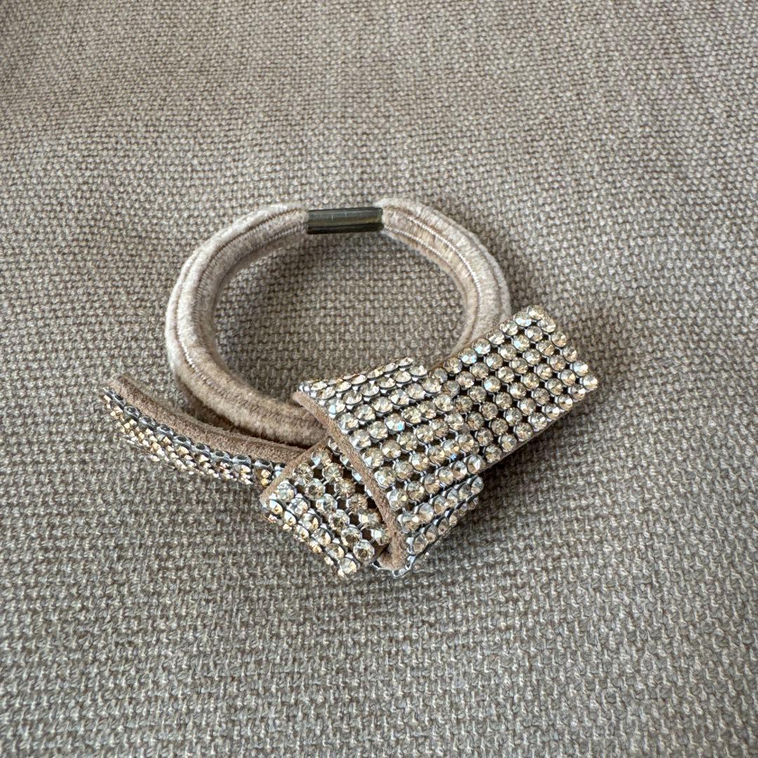 acca ストーン付きベージュヘアゴム