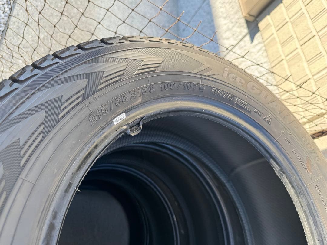 ice GUARD 215/65R16 スタッドレスタイヤ　ハイエース