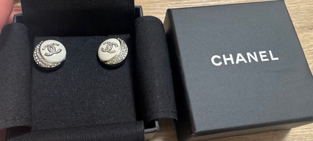 アキラ　正規品シャネル　ココマーク　ピアス　ホワイト　キラキラ