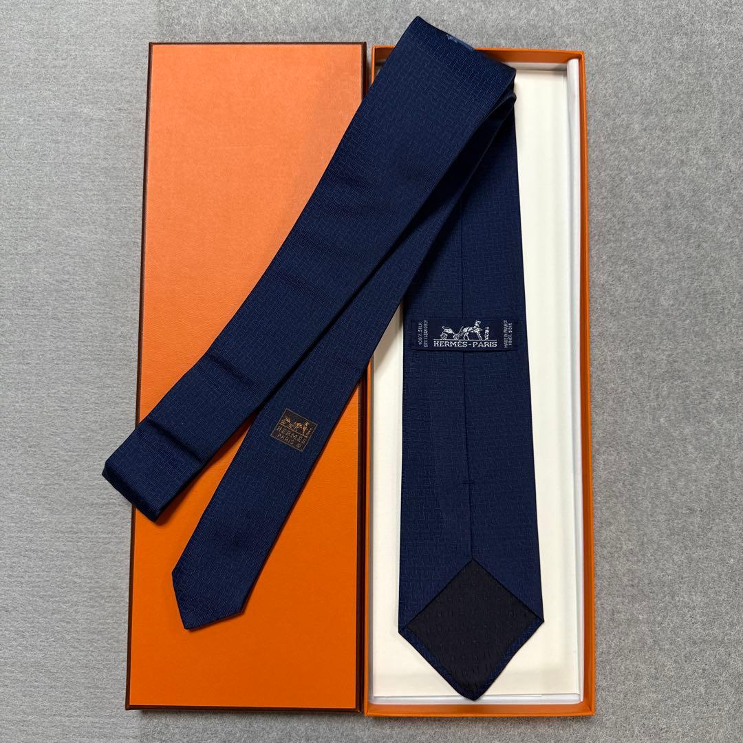 極美品　エルメス　ネクタイ　紺　H柄H織ファソネ　牛柄　シルクジャガード