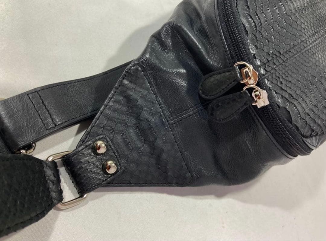 本物パイソンスキンxブライドルレザー使用のボディバッグ