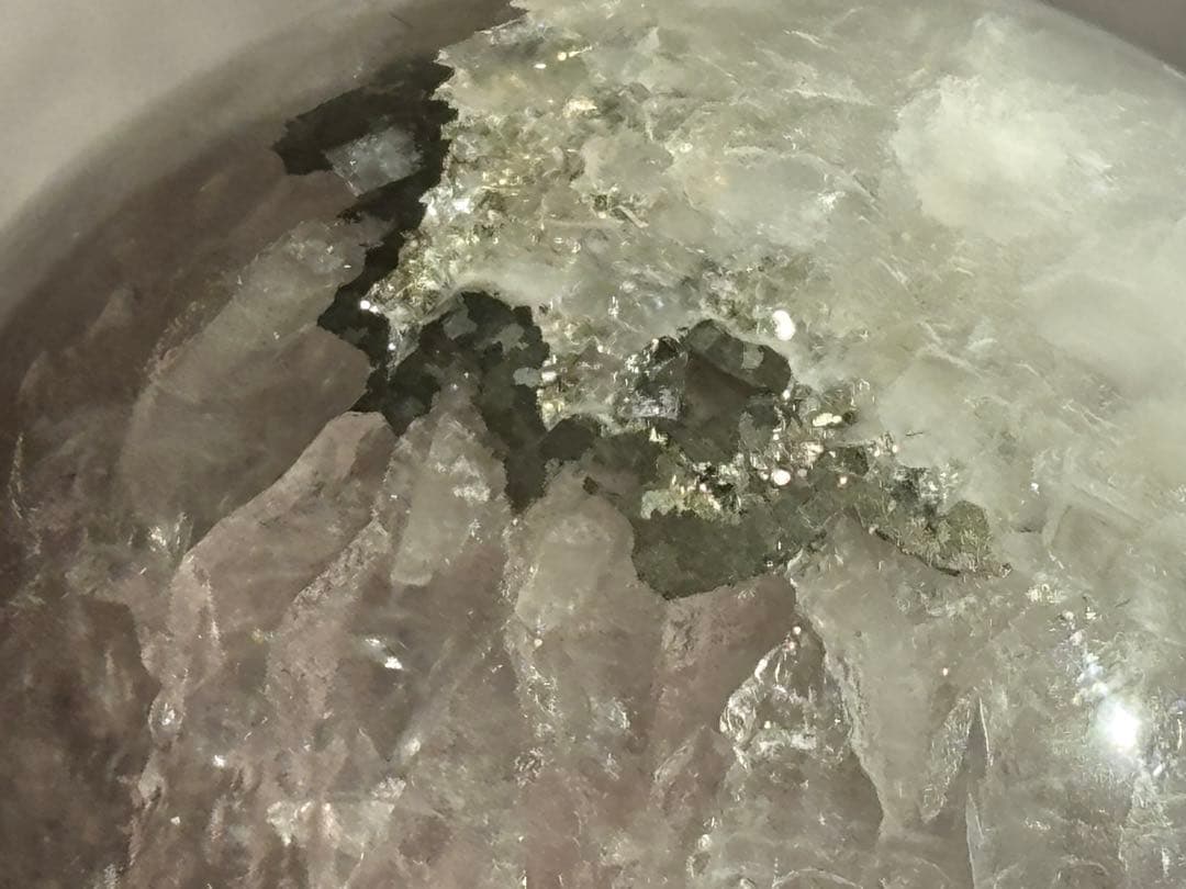 《虹きらめく＊セリサイトinフローライト（パイライト共生）》