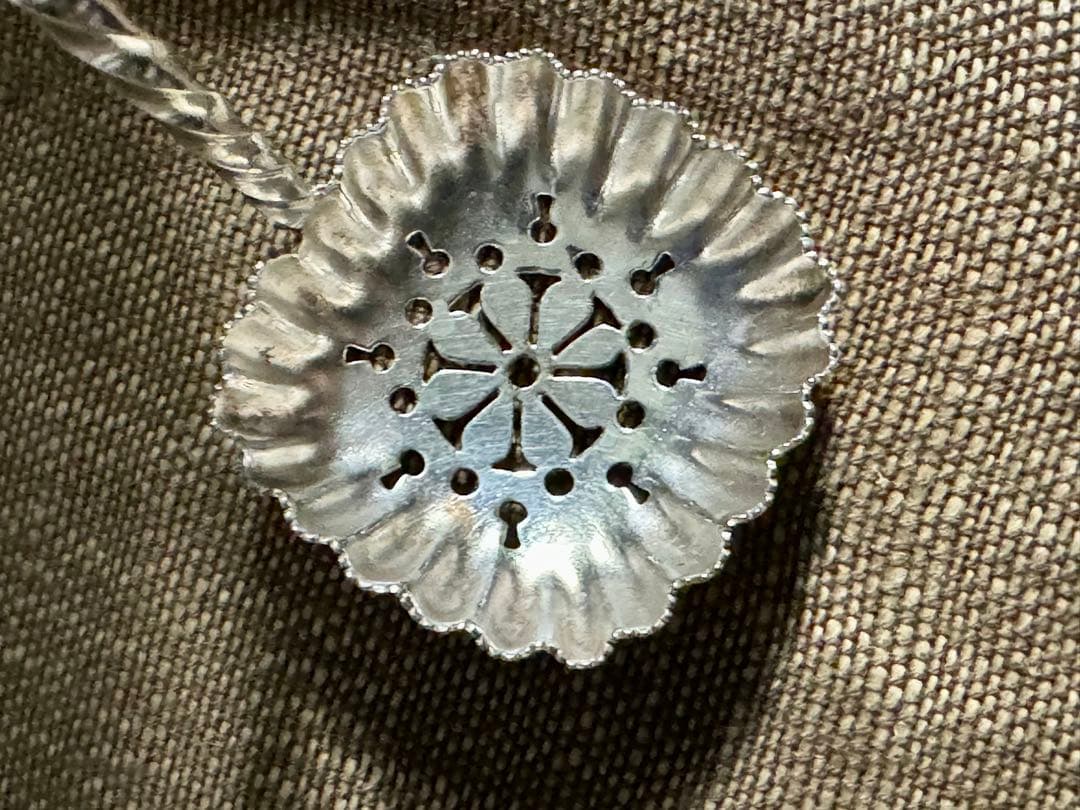 英国銀器　大振りのシフタースプーン　エリザベス女王の愛するスコーンとティータイム