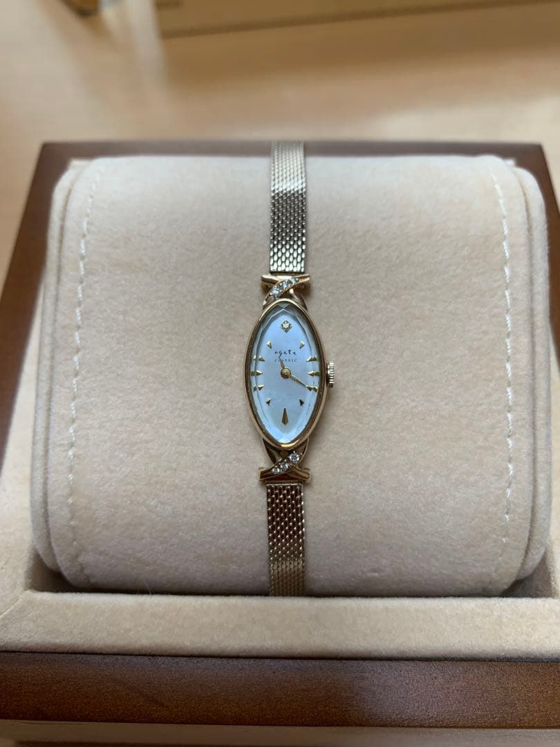 ななです。✨agete オーバルフェイスジュエリーウォッチ極美品です。