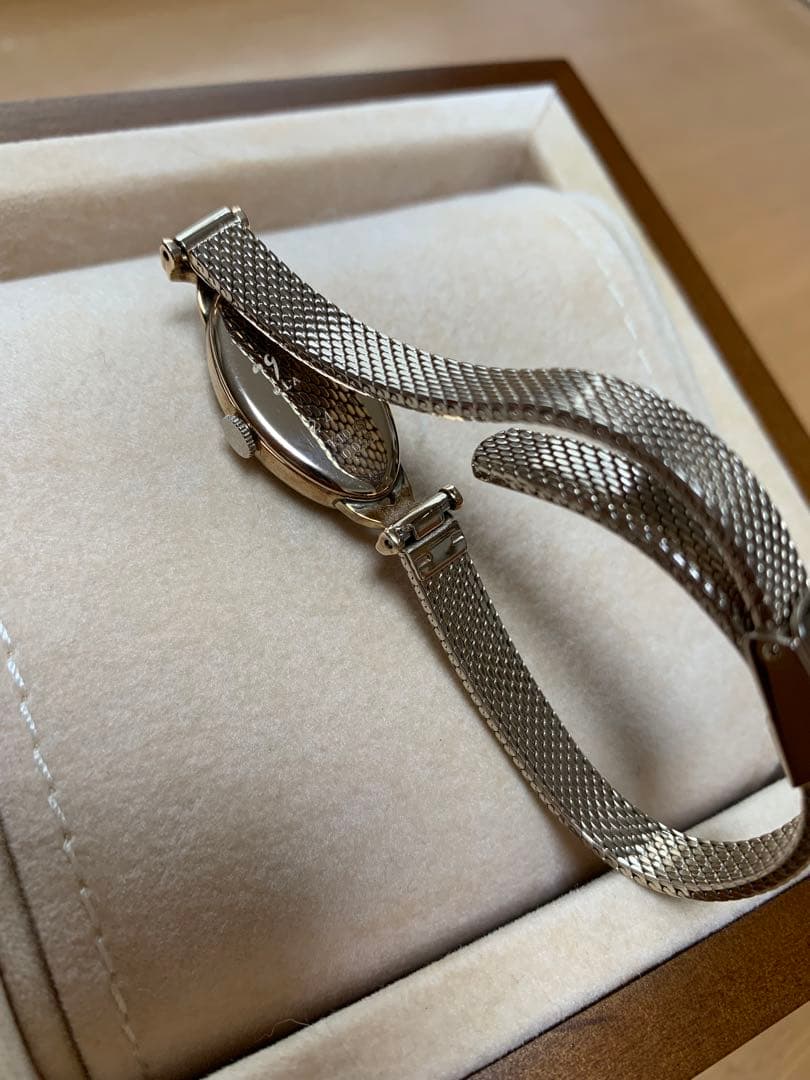 ななです。✨agete オーバルフェイスジュエリーウォッチ極美品です。