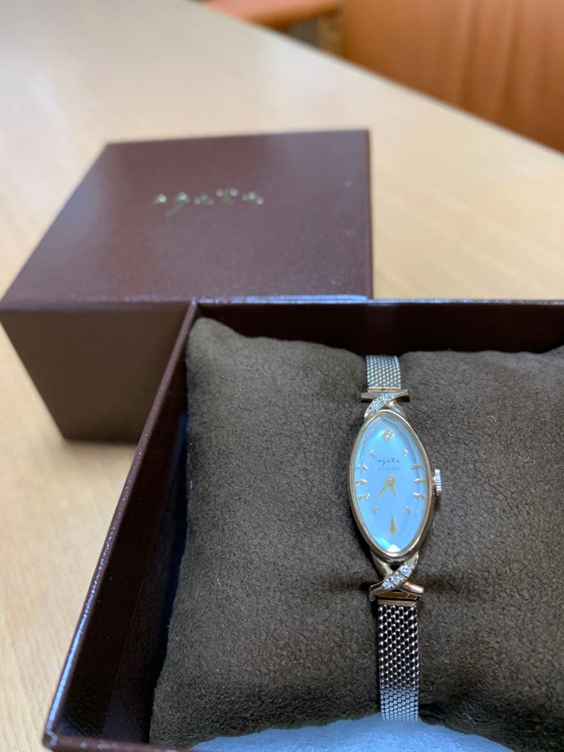 ななです。✨agete オーバルフェイスジュエリーウォッチ極美品です。