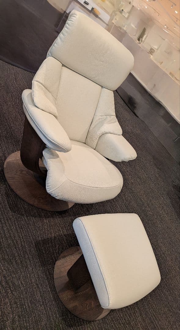 カリモクファーストとオットマン