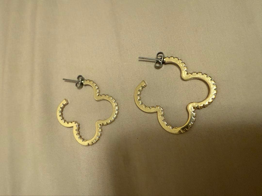 シェリッシュ　clover hoop pierce (gold)