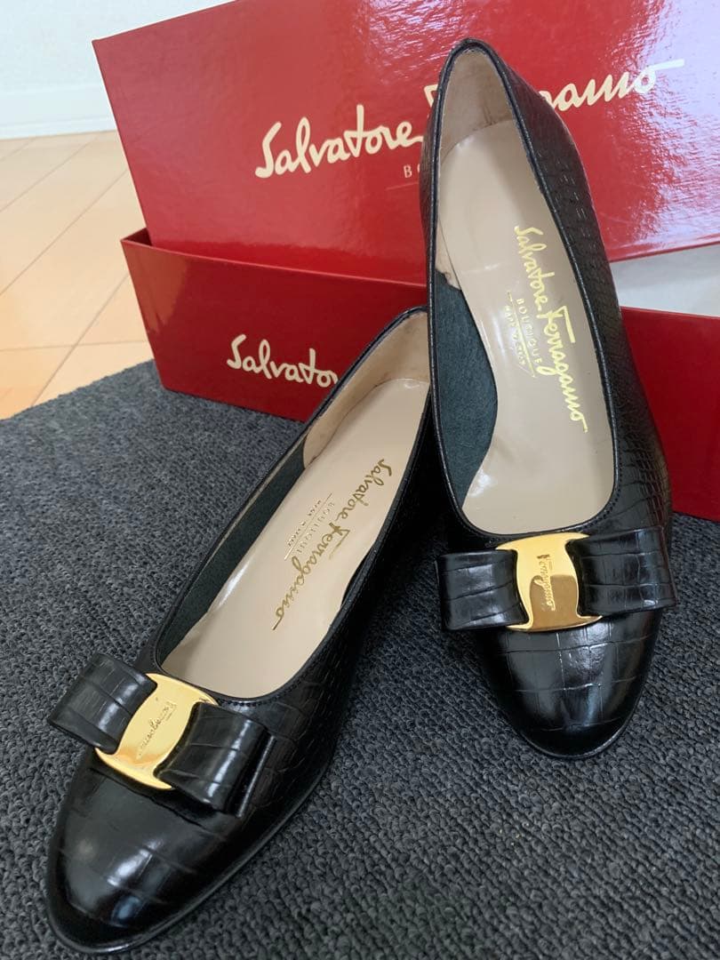 【超美品】Salvatore Ferragamo VARAパンプス ブラック