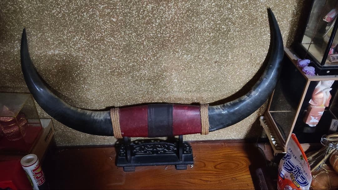 バッファロー角の置物 木製スタンド付き