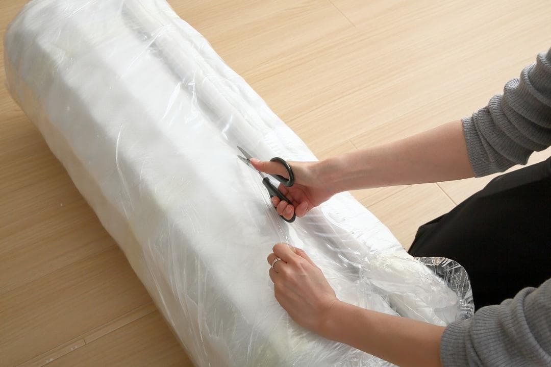 【新品・送料無料】一体型脚付きマットレスベッド【セミダブル】