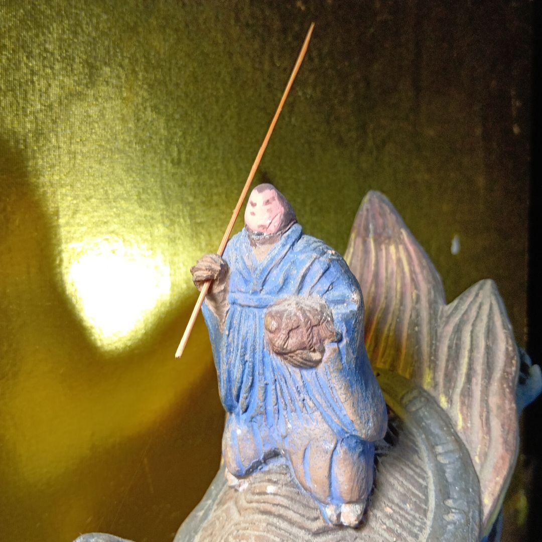 亀の上に立つ人物像 置物