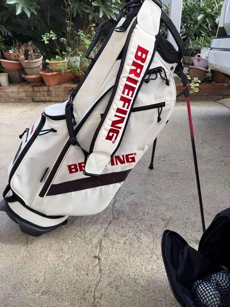 超美品　ブリーフィング　キャディバッグ　白　スタンド　ネームプレート付き
