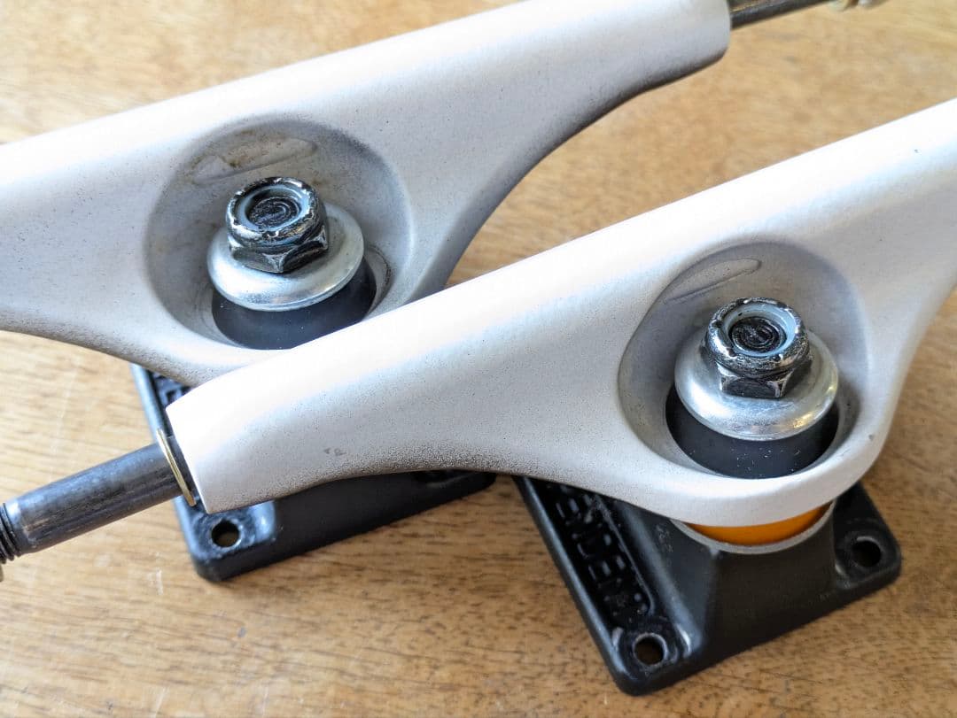 INDEPENDENT スケートボード トラック Evan Smith