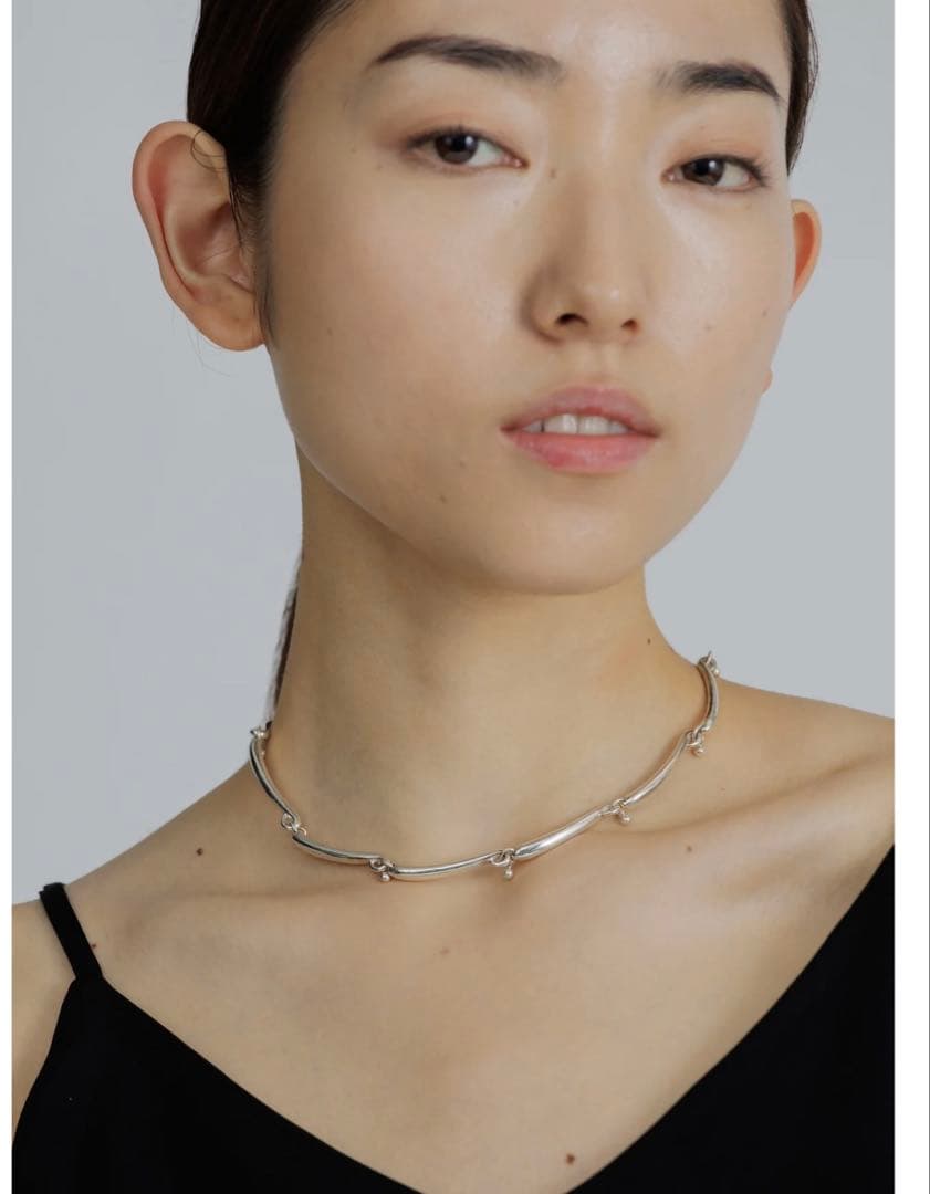 here‘s RENEE SWIRL LINE NECKLACE