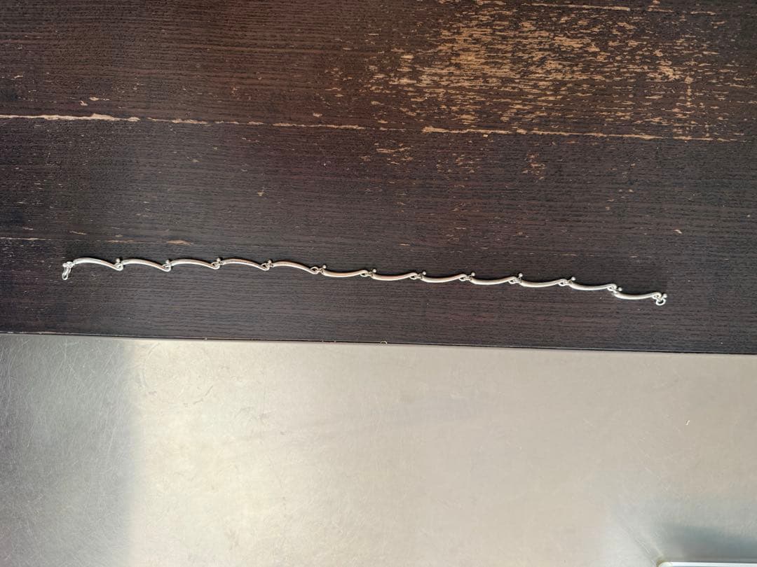 here‘s RENEE SWIRL LINE NECKLACE