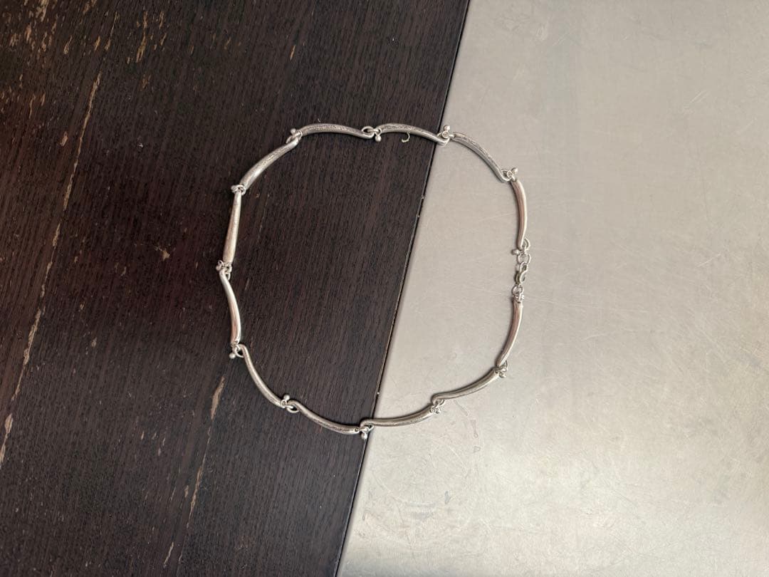 here‘s RENEE SWIRL LINE NECKLACE